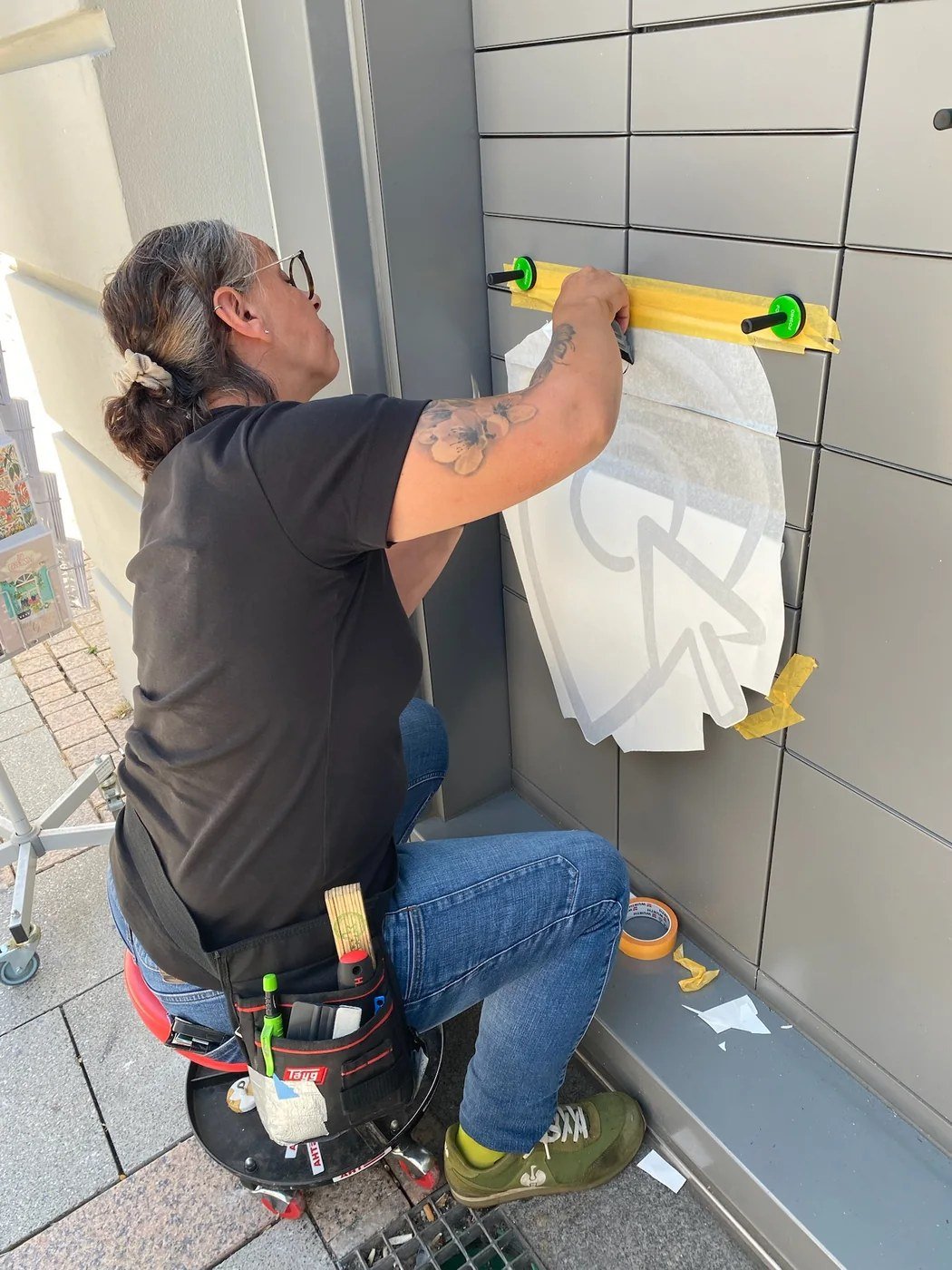 Montage einer Foliengrafik auf einer Fassade