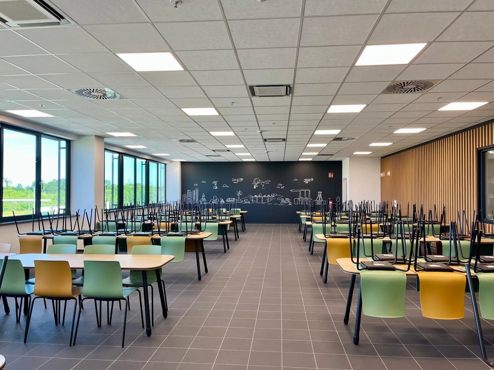 Innenraum mit großflächigen Wandgrafiken