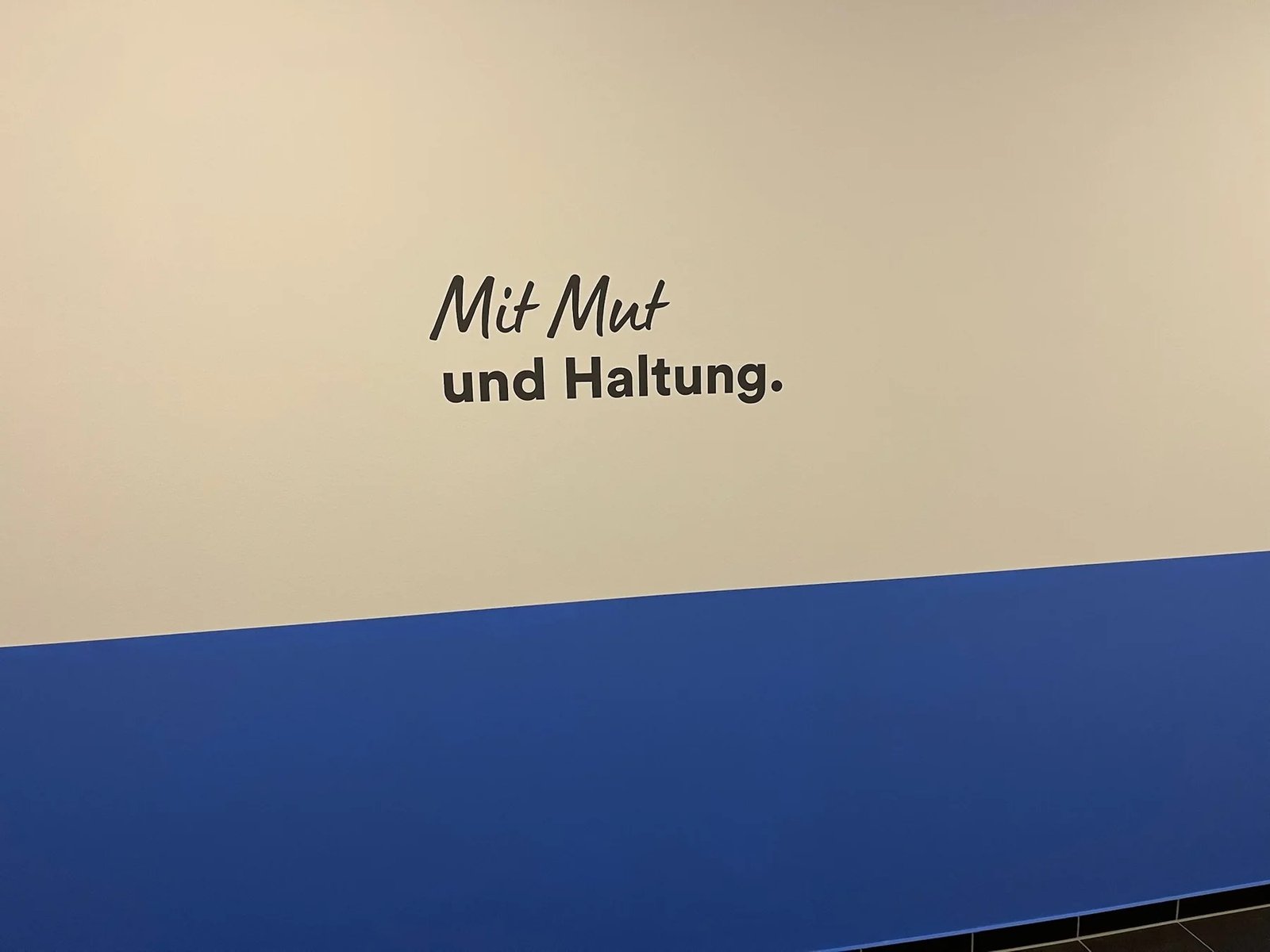 Fertig montierte farbige Wandgestaltung