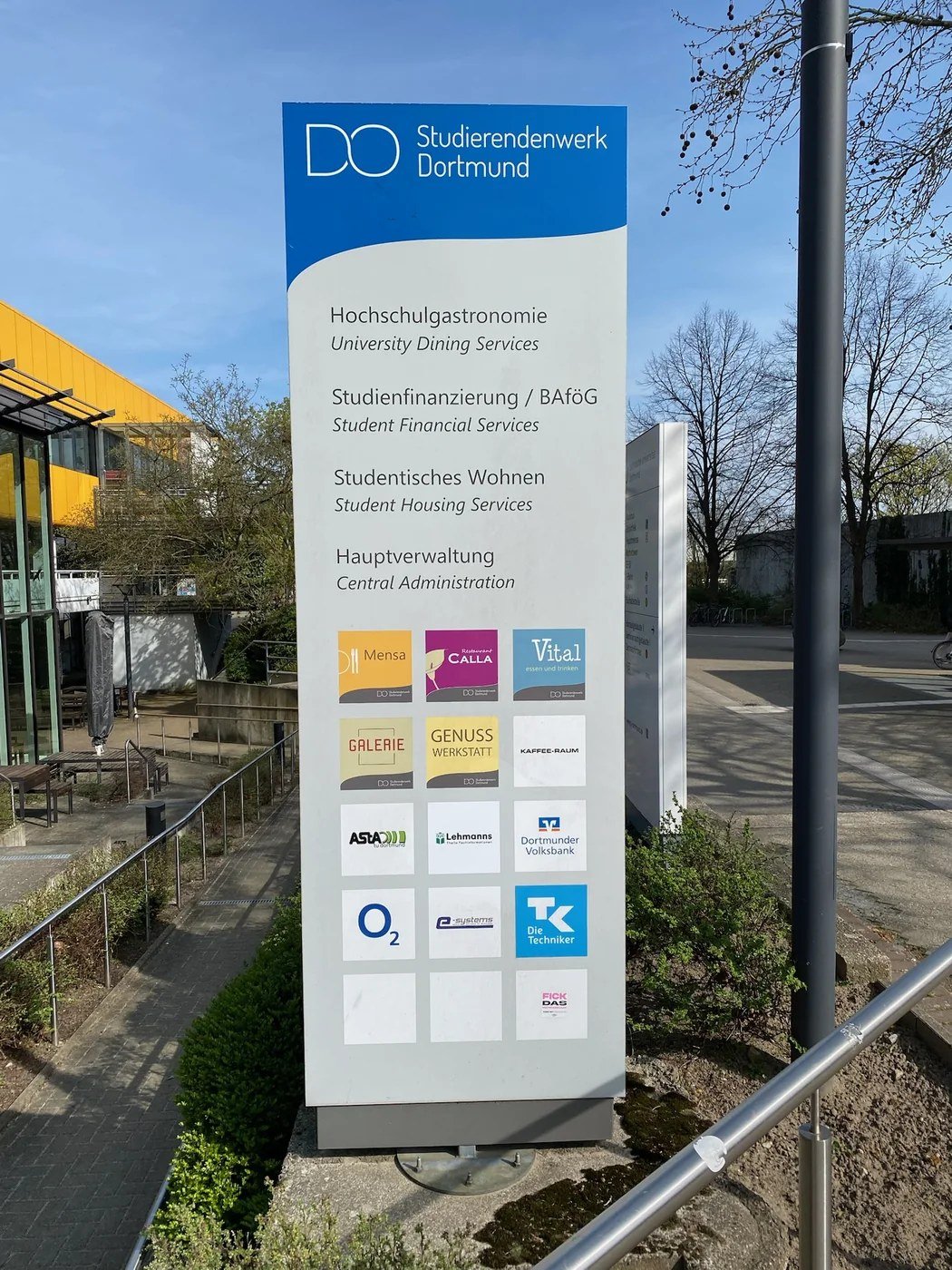 Informationsstele im Außenbereich