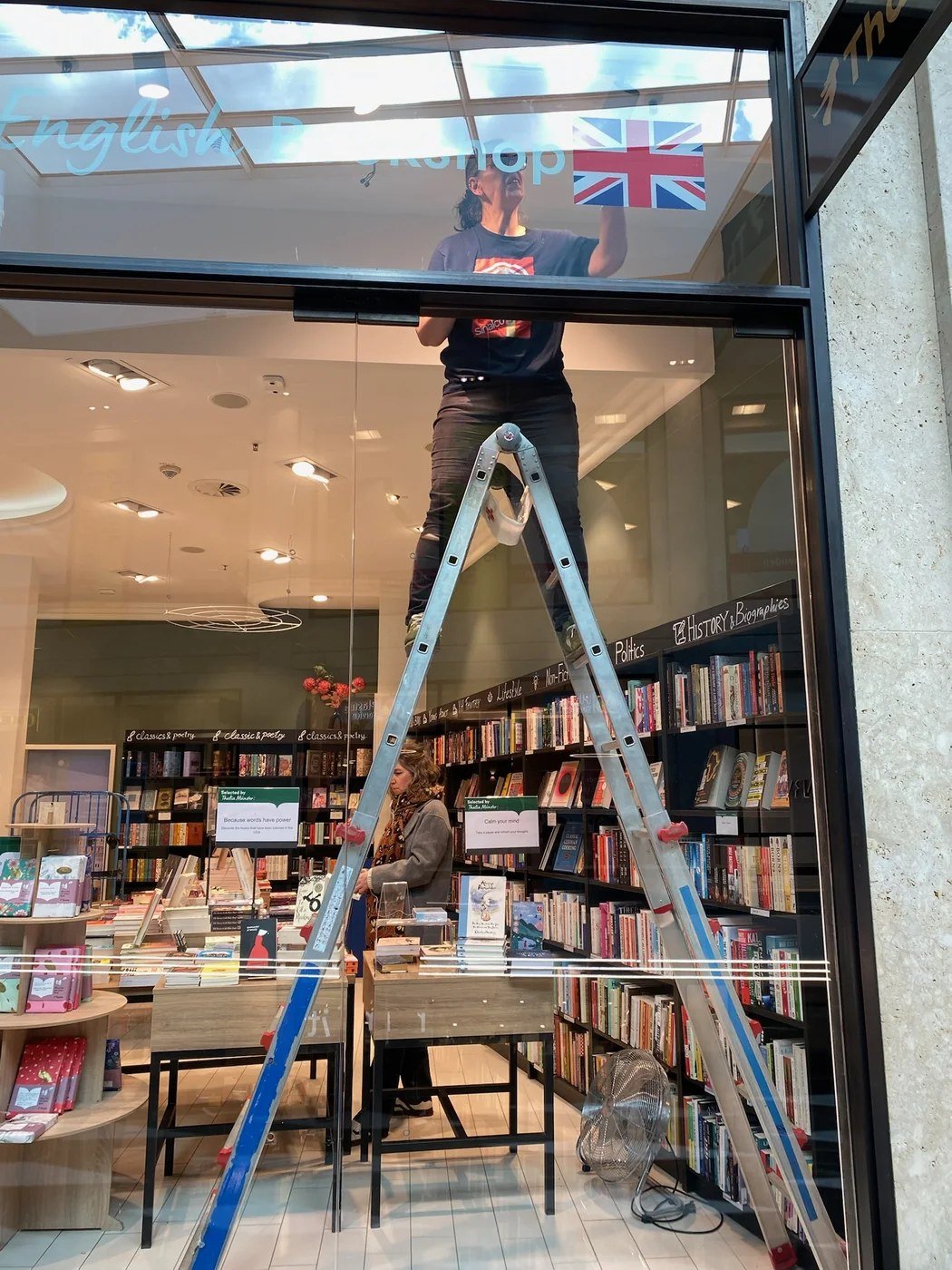 Montage einer Schaufensterbeschriftung