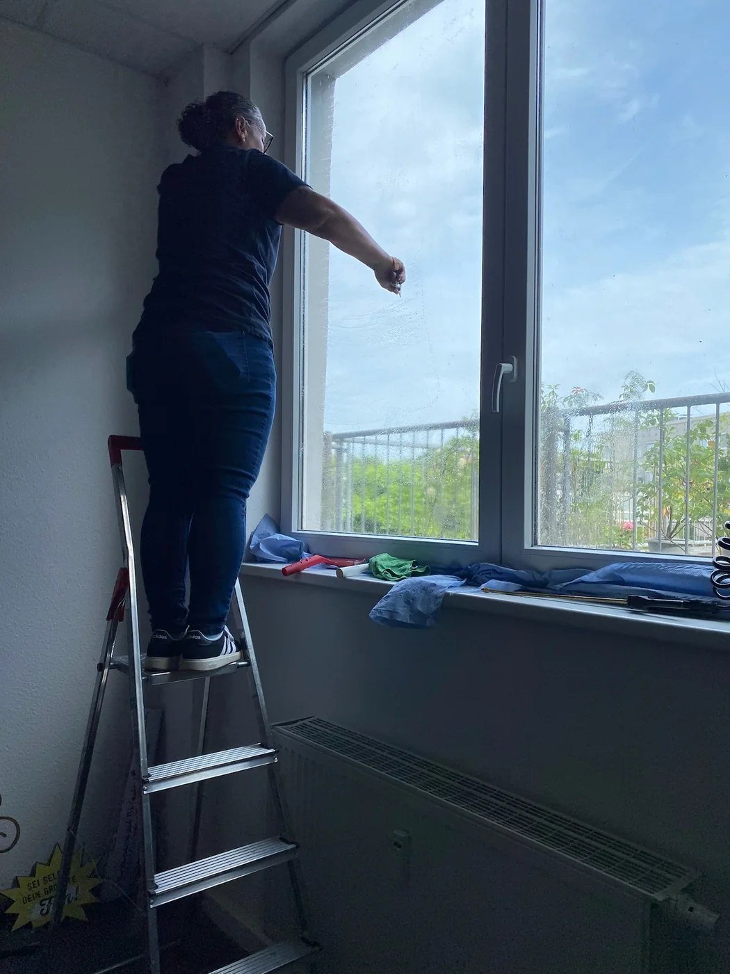 Anbringen einer Folie auf einer Innenwand