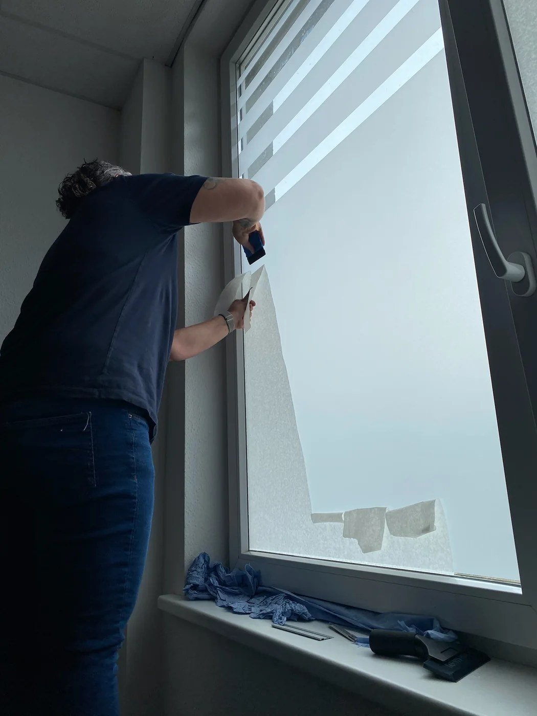 Detailarbeit beim Verkleben einer Folienkante